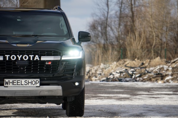 Ковані диски R18 в оригінальному дизайні Toyota Land Cruiser 300 GR Sport